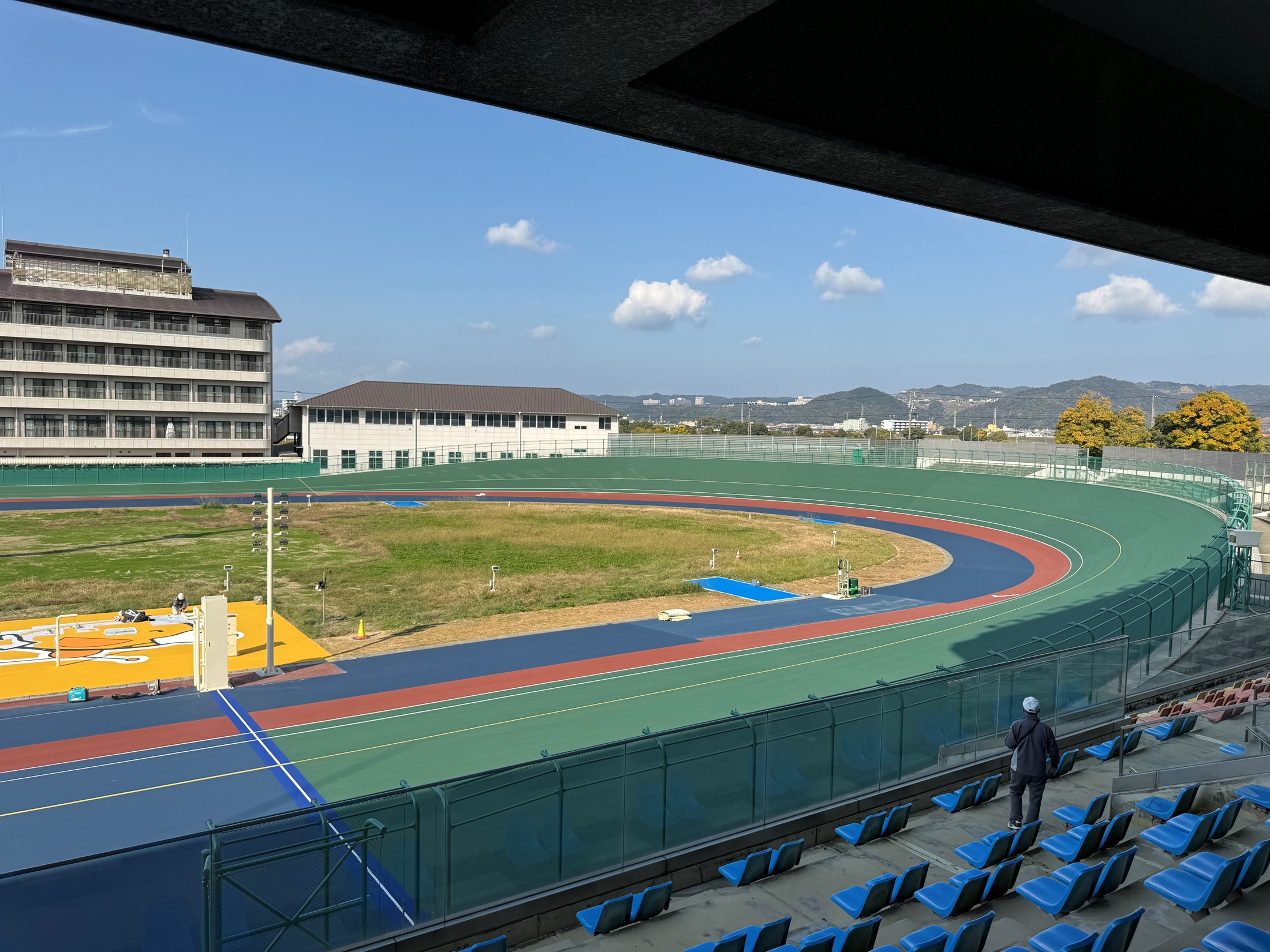 観客席から見渡す岐阜競輪場の大きなバンク