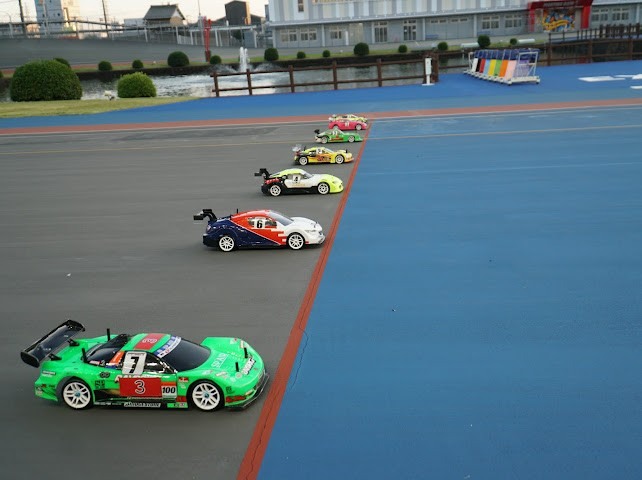 岐阜競輪場のバンクに並ぶRCカー